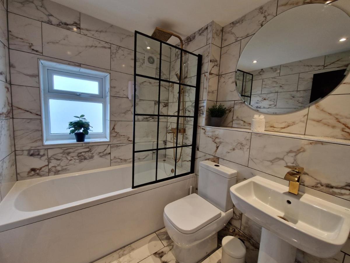 3 Bedroom Stylish Home Merthyr Мертир-Тидвилл Экстерьер фото